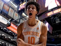 Ament dinobatkan sebagai finalis Julius Erving Award