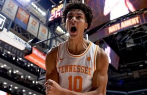 Ament dinobatkan sebagai finalis Julius Erving Award