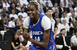 Les Bleues dan Malonga menyelam di depan Filipina