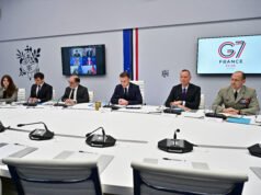 Emmanuel Macron membenarkan pelepasan 400 juta barel minyak dari cadangan strategis