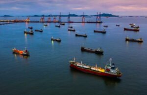 Minyak Rusia: Amerika Serikat untuk sementara mengizinkan penjualan kargo yang disimpan di kapal