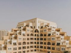 Perang di Timur Tengah: di Dubai, hotel mewah menurunkan harga dengan diskon hingga 80%