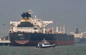 Meski berisiko, pemilik kapal asal Yunani ini memutuskan untuk mengarungi kapalnya melalui Selat Hormuz