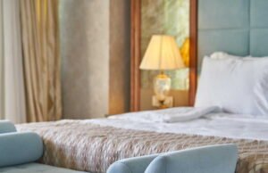 Penipuan yang sudah mapan: dia berpura-pura menjadi pengusaha kaya di hotel mewah dan pergi tanpa membayar