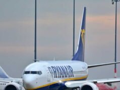 Sebuah pesawat Ryanair dilarang terbang: perusahaan menolak mengganti biaya penumpang yang penerbangannya terlambat 13 jam