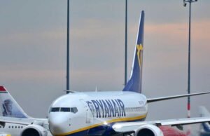 Sebuah pesawat Ryanair dilarang terbang: perusahaan menolak mengganti biaya penumpang yang penerbangannya terlambat 13 jam