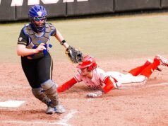 Kesalahan inning di akhir membuat Pack mengalami kemunduran 5–3 untuk Pitt