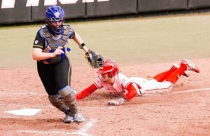 Kesalahan inning di akhir membuat Pack mengalami kemunduran 5–3 untuk Pitt