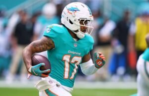 Menurut sumber AP, Broncos mengakuisisi star wide receiver Jaylen Waddle dari Dolphins dalam perdagangan blockbuster