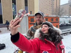 Mantan bintang reality TV Jessie Holmes mengulangi kemenangannya sebagai pemenang lomba kereta luncur anjing Iditarod yang melelahkan