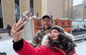 Mantan bintang reality TV Jessie Holmes mengulangi kemenangannya sebagai pemenang lomba kereta luncur anjing Iditarod yang melelahkan