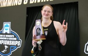 Jefimova dinobatkan sebagai juara nasional gaya dada 100 dalam debutnya di NCAA