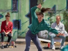 Baris pertama oleh Lisa Guez dan Alexandre Tran