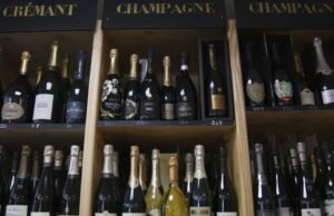 pada usia 70 dan 75 tahun mereka menjelajahi toko serba ada untuk mencuri sampanye