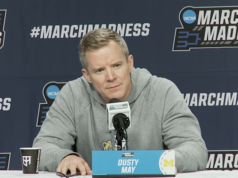 Pelatih kepala bola basket Michigan Dusty May sedang mempersiapkan “permainan catur” melawan St. Louis di Babak 32 Besar