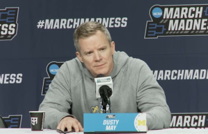 Pelatih kepala bola basket Michigan Dusty May sedang mempersiapkan “permainan catur” melawan St. Louis di Babak 32 Besar