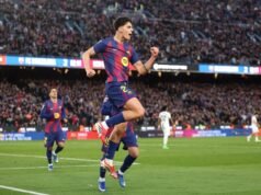 Hansi Flick melihat perdebatan yang tak terhindarkan antara duo lini tengah Barcelona