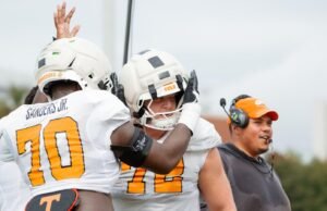 Garis ofensif yang berpengalaman adalah kekuatan saat Vols menyelesaikan minggu pertama musim semi