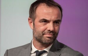 Michaël Delafosse mempertahankan kursinya