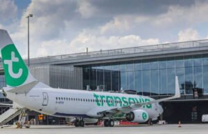 Dua penumpang yang kelebihan pesanan bepergian di kokpit… meski dilarang