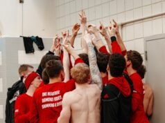 Kelompok 11 perenang bersiap untuk perlombaan kejuaraan NCAA putra