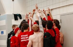 Kelompok 11 perenang bersiap untuk perlombaan kejuaraan NCAA putra