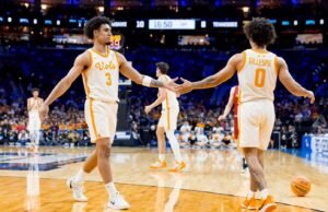 HOOPS TENGAH: #23/25 (6) Tennessee vs. #6/6 (2) Negara Bagian Iowa