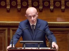 Di Senat, Claude Malhuret melakukannya lagi dan mengecam ‘Pengadilan Keajaiban’ Donald Trump