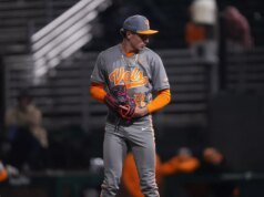 Meskipun ada upaya pitching yang kuat #20/21 Vols Drop Series pembuka di Nashville