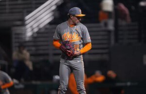 Meskipun ada upaya pitching yang kuat #20/21 Vols Drop Series pembuka di Nashville