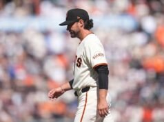 The Giants mencapai rekor franchise 20 inning berturut-turut tanpa berlari untuk memulai musim dan akhirnya mencetak gol