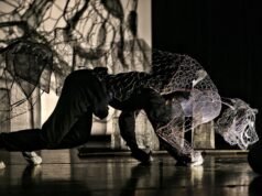 Camille Paille dan Coline Fouilhé dalam “Bayangan Harimau” oleh Eli Neva Jaramillo