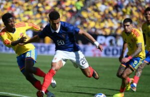 Sepak bola. Meski memiliki tim yang sepenuhnya diperbarui Biru kesuksesan meyakinkan lainnya melawan Kolombia