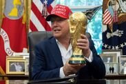 Donald Trump dengan trofi Piala Dunia