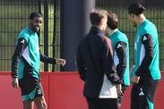 Striker Liverpool asal Swedia No.09 Alexander Isak mengambil bagian dalam sesi latihan tim di tempat latihan mereka di Kirkby, Liverpool No.1