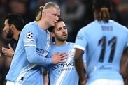MANCHESTER, INGGRIS – 17 MARET: Erling Haaland dari Manchester City berinteraksi dengan rekan setimnya Bernardo Silva saat dia meninggalkan lapangan 