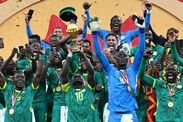 TOPSHOT - Striker nomor 10 Senegal Sadio Mane mengangkat trofi tinggi-tinggi saat ia merayakan bersama rekan satu timnya setelah memenangkan Piala Afrika 