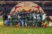 RABAT, MAROKO - 19 JANUARI: Pemain Senegal mengangkat trofi setelah menjuarai final Piala Afrika ke-35 (AFCON 2025).