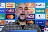 Pep Guardiola berbicara saat konferensi pers