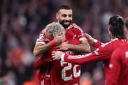 Mohamed Salah merayakannya bersama Hugo Ekitike
