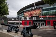 Pemandangan dasar pintu masuk utama Stadion Emirates di London dengan meriam ikonik Klub Sepak Bola Arsenal