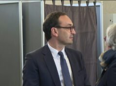 kandidat di Bordeaux, wakil dan mantan menteri, dia memilih tanpa pergi ke tempat pemungutan suara