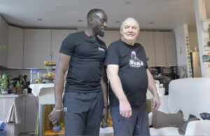 Dihukum hidup seperti “sayuran” setelah kecelakaan, dia bisa berjalan kembali berkat pelatihnya