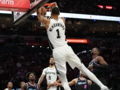 Wembanyama mencetak 26 poin, Spurs yang sedang panas-panasnya melewati Heat yang licin dengan skor 136-111 dan meraih kemenangan Divisi Barat Daya