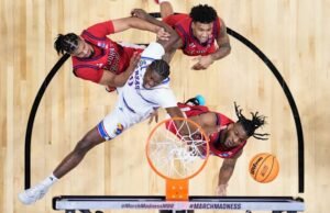 Dylan Darling melakukan layup saat bel berbunyi, St. John’s mengalahkan Kansas 67-65 dalam film thriller March Madness
