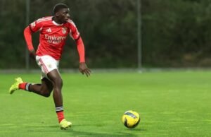 Sebuah pukulan besar bagi Barcelona karena pemain berusia 18 tahun itu berkomitmen pada kontrak baru dengan klub saat ini