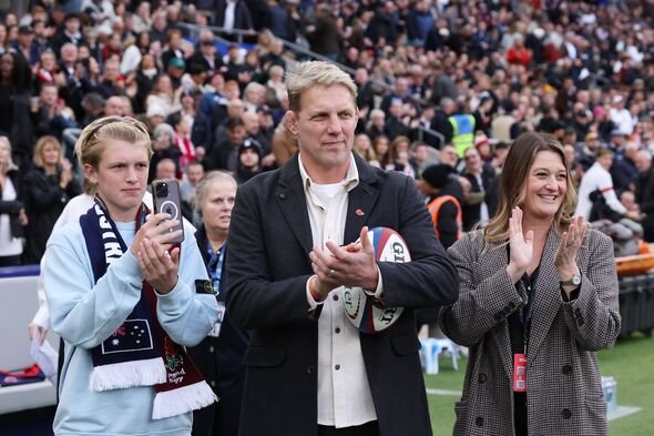Lewis Moody bertepuk tangan bersama keluarganya Lewis Moody bertepuk tangan bersama keluarganya