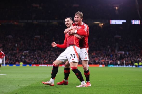 MANCHESTER, INGGRIS – 13 MARET: Diogo Dalot (kiri) dari Manchester United merayakan bersama Rasmus Hojlund dari Manchester United setelah s