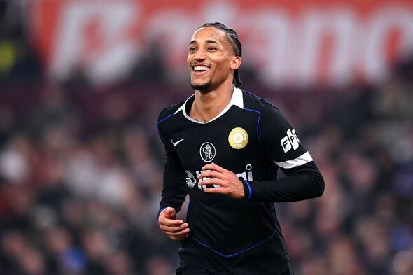 BIRMINGHAM, INGGRIS – 4 MARET: Pemain Chelsea Joao Pedro merayakan gol keempat timnya dalam pertandingan Premier League 