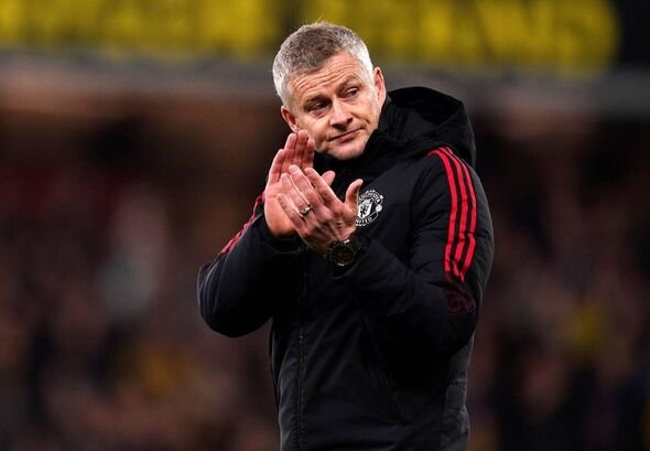 Ole Gunnar Solskjaer bertepuk tangan